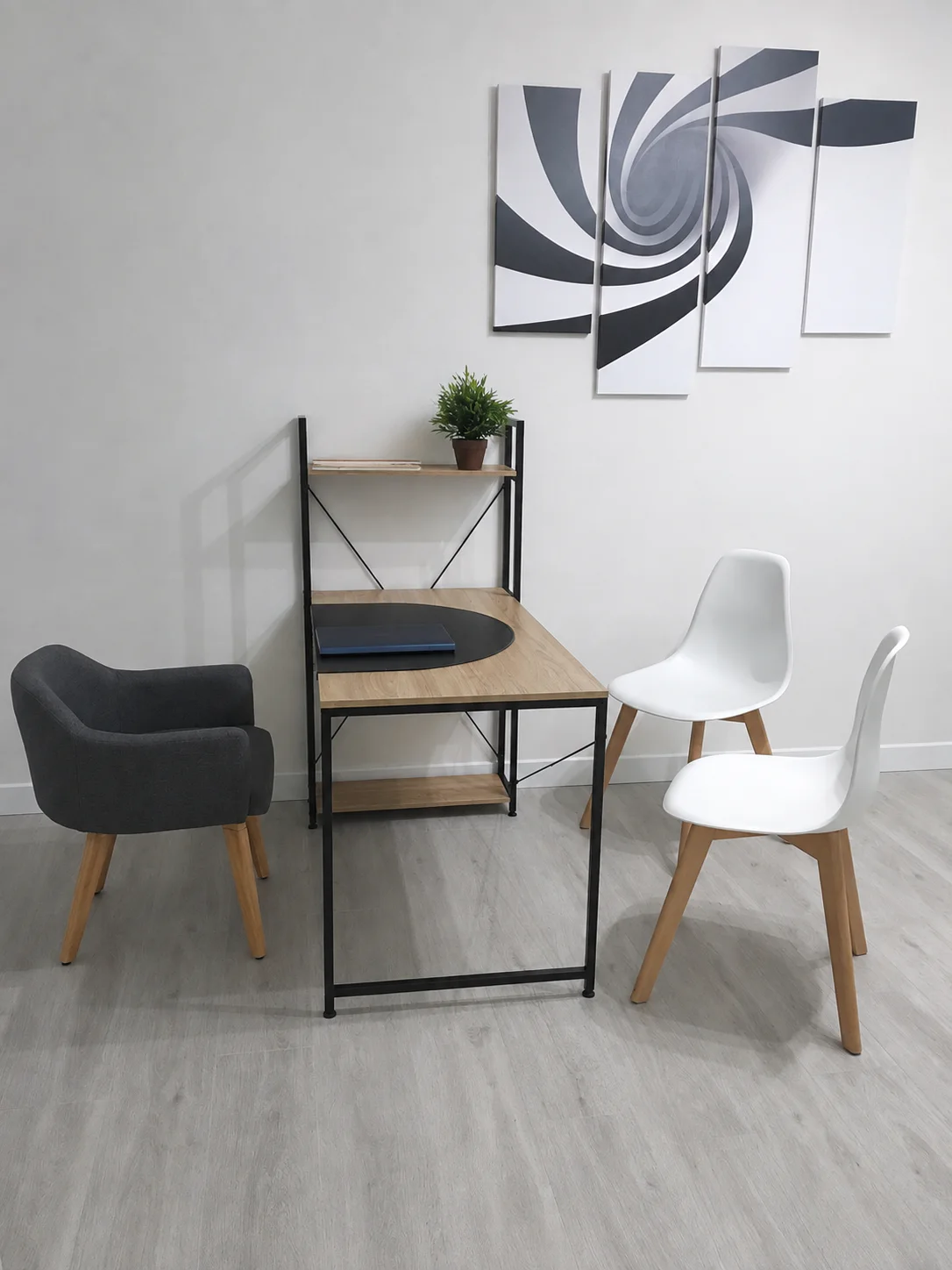 Bureau du cabinet avec table de travail en bois et fauteuil gris