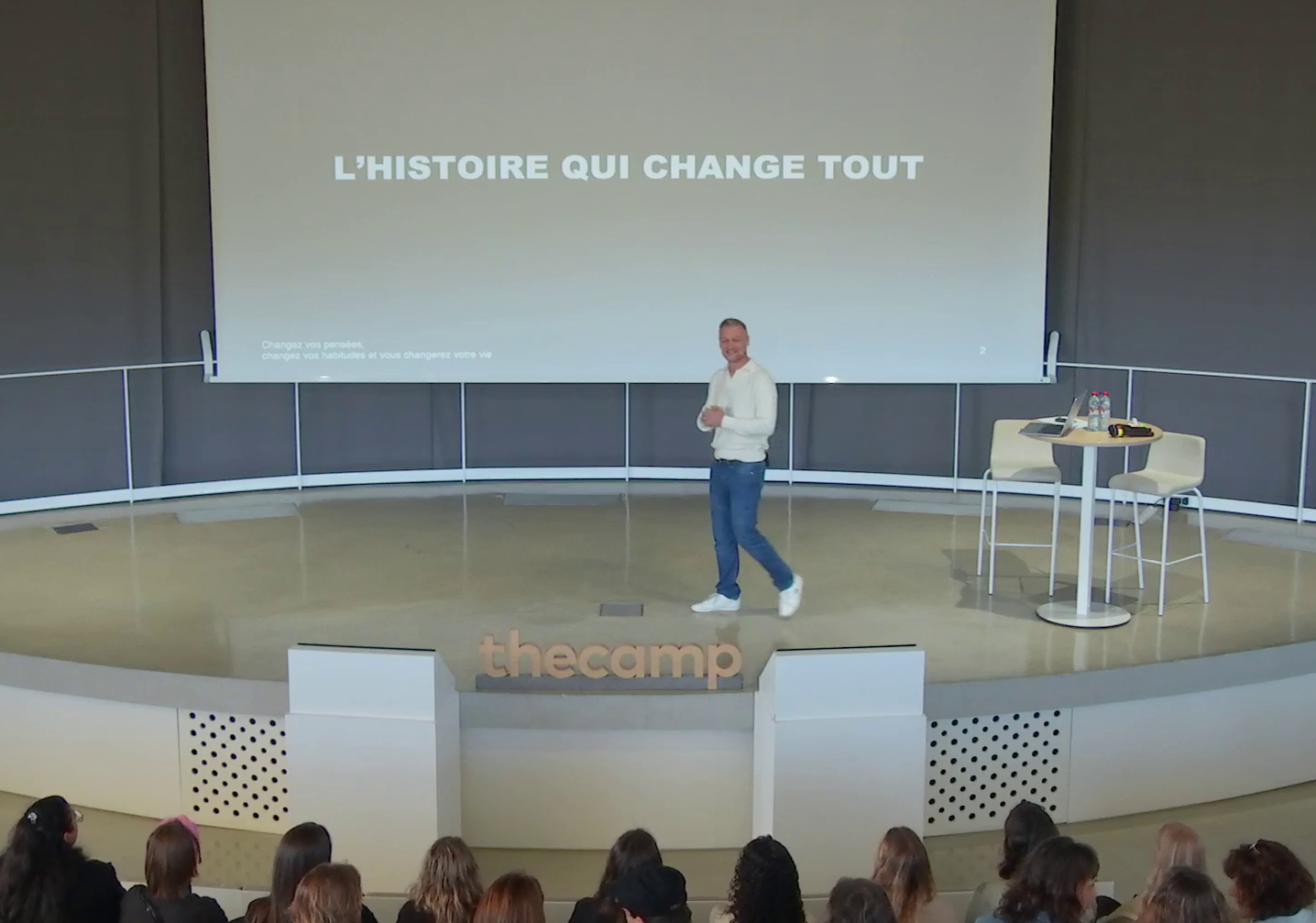 Frédéric Ternon en conférence devant un public, sur la scène de thecamp